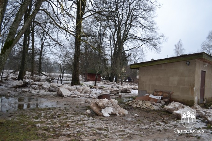 Mērlatas Ogres upes krastā uzstādīs nākamnedēļ