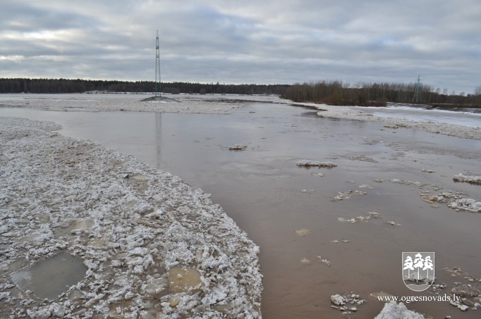 Ledus izlauzis sev ceļu uz Daugavu