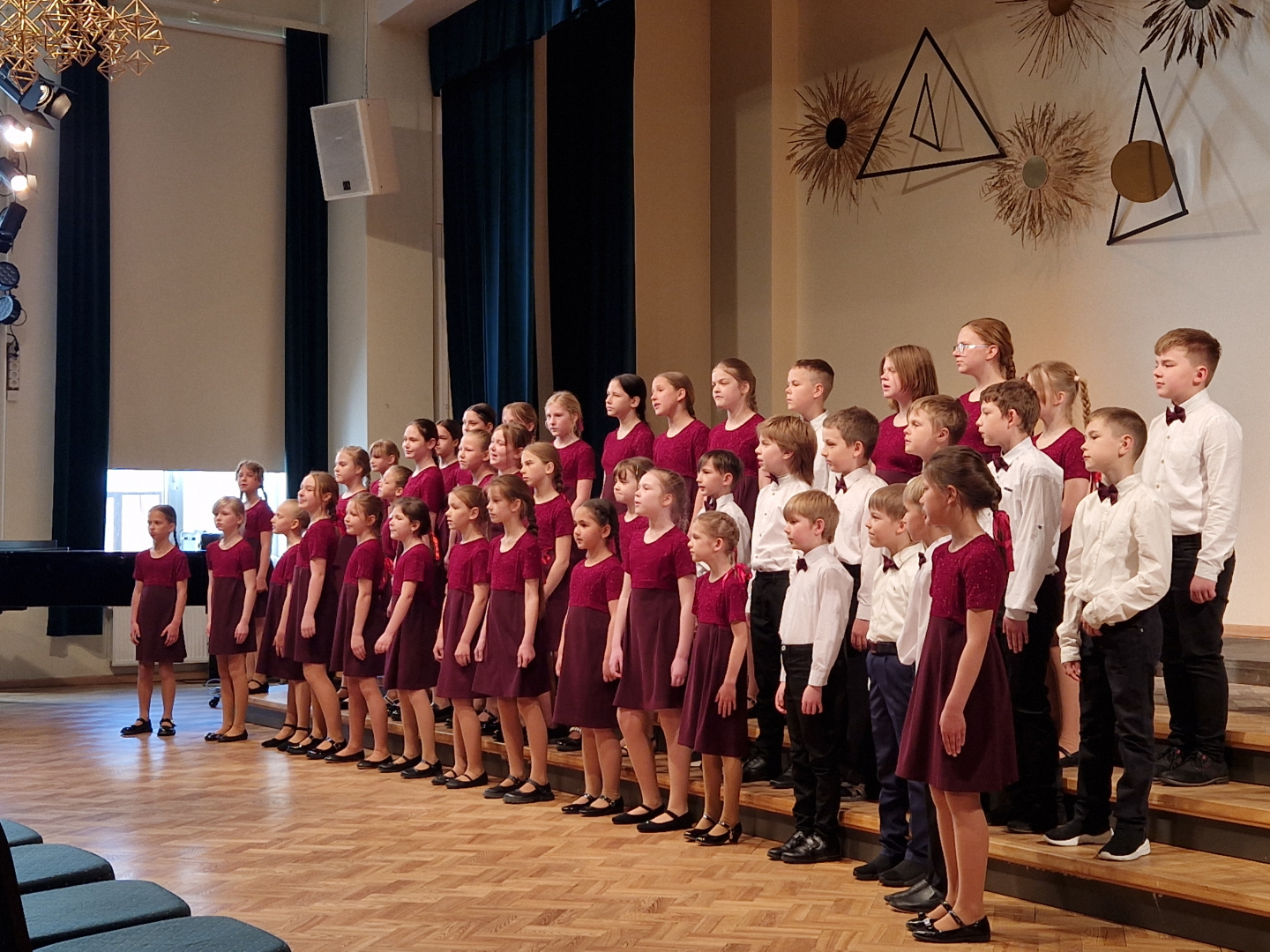  1.- 4. klašu skolēni priecē ar dziesmām koru skatē