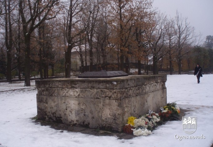 Rīgas Brāļu kapos Latvijas pilsētu ģerboņu galerijā arī Ogres ģerbonis