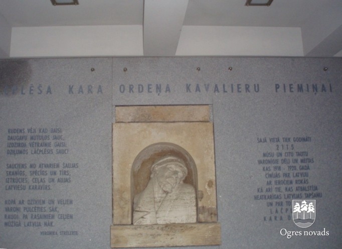 Rīgas Brāļu kapos Latvijas pilsētu ģerboņu galerijā arī Ogres ģerbonis