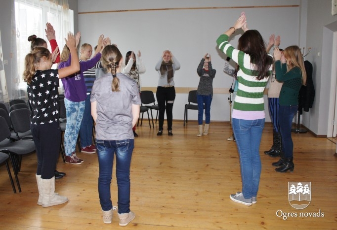 Ogres novadā īstenots jauniešu iniciatīvas projekts “Pacel sevi augstāk/ Lift yourself higher”