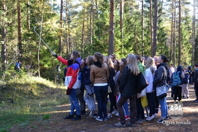 Skolēni pārgājienā godina latviešu strēlniekus