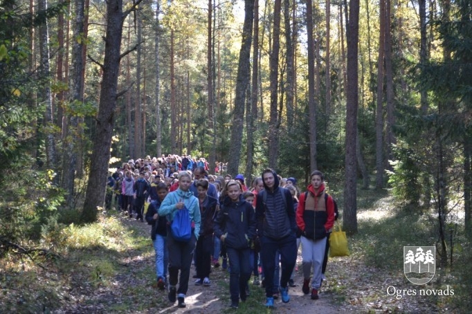 Skolēni pārgājienā godina latviešu strēlniekus