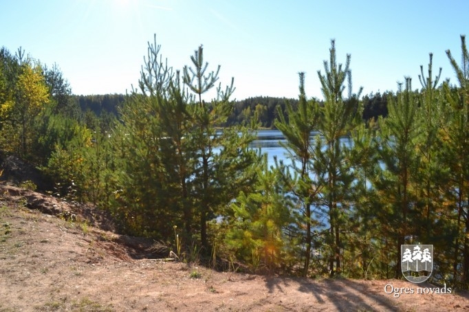 Skolēni pārgājienā godina latviešu strēlniekus