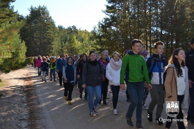 Skolēni pārgājienā godina latviešu strēlniekus