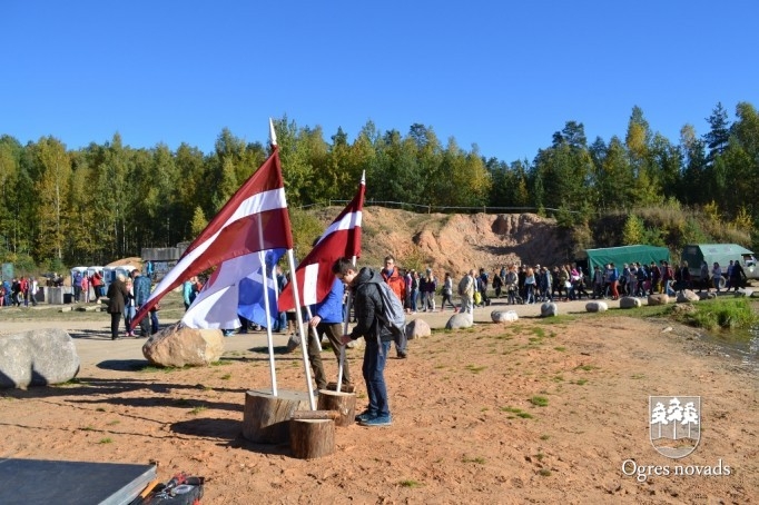 Skolēni pārgājienā godina latviešu strēlniekus