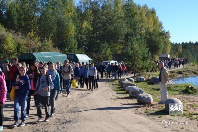 Skolēni pārgājienā godina latviešu strēlniekus