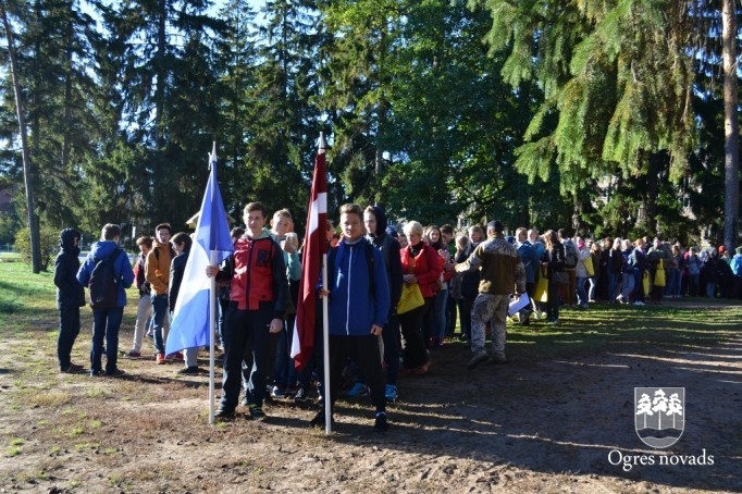 Skolēni pārgājienā godina latviešu strēlniekus