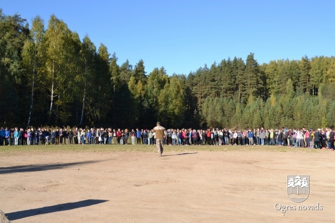 Skolēni pārgājienā godina latviešu strēlniekus