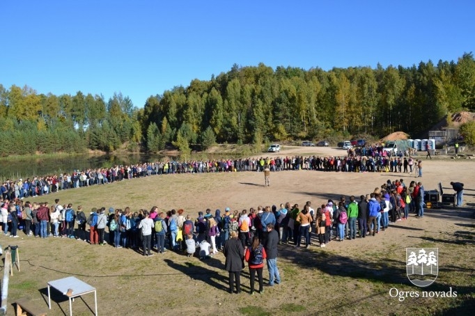 Skolēni pārgājienā godina latviešu strēlniekus