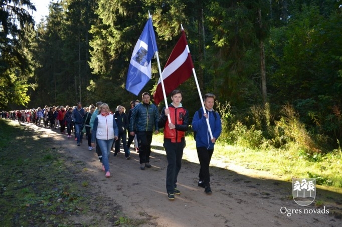Skolēni pārgājienā godina latviešu strēlniekus