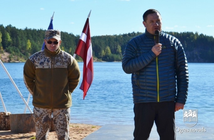 Skolēni pārgājienā godina latviešu strēlniekus