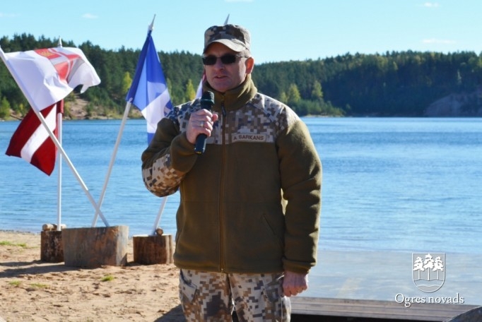 Skolēni pārgājienā godina latviešu strēlniekus