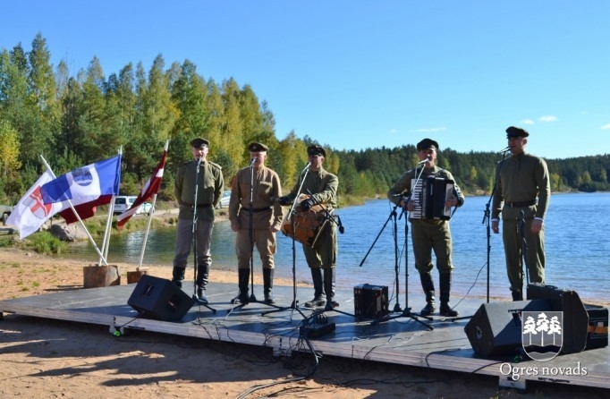 Skolēni pārgājienā godina latviešu strēlniekus