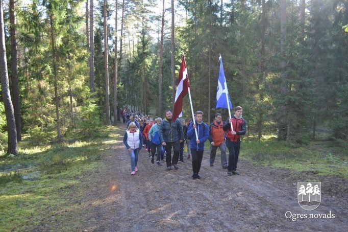 Skolēni pārgājienā godina latviešu strēlniekus