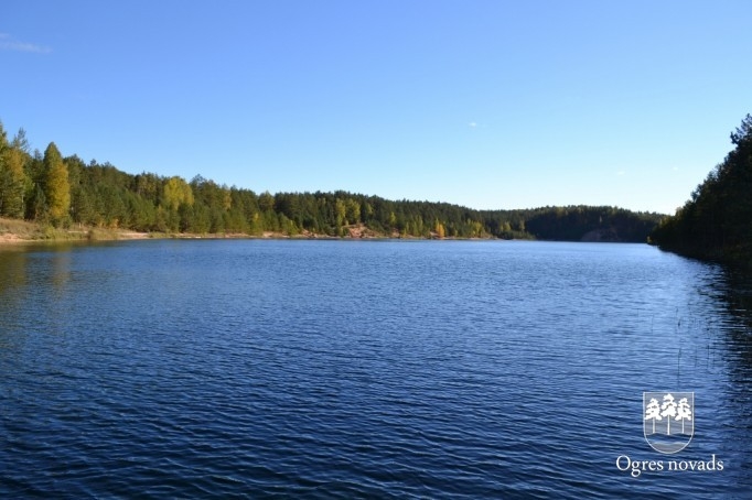 Skolēni pārgājienā godina latviešu strēlniekus