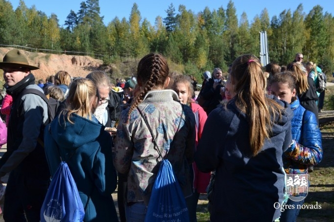Skolēni pārgājienā godina latviešu strēlniekus