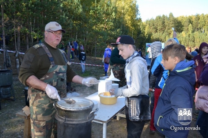Skolēni pārgājienā godina latviešu strēlniekus