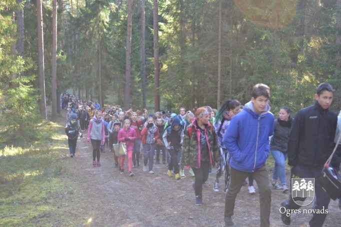 Skolēni pārgājienā godina latviešu strēlniekus