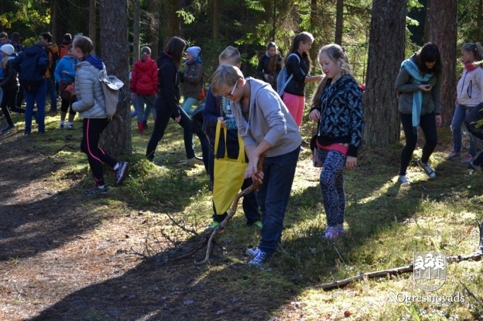 Skolēni pārgājienā godina latviešu strēlniekus