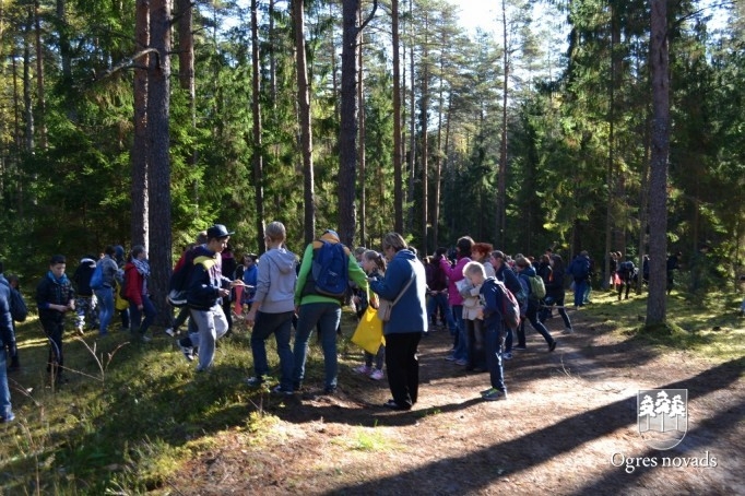 Skolēni pārgājienā godina latviešu strēlniekus