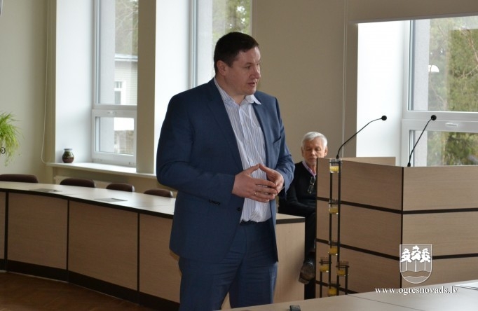 Ogres tehnikuma audzēkņi prezentē radošās vīzijas Ogres pilsētas logo izveidei