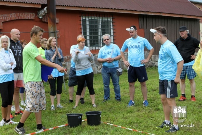 Sporta spēlēs saliedē kolektīvu