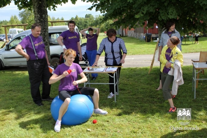 Sporta spēlēs saliedē kolektīvu