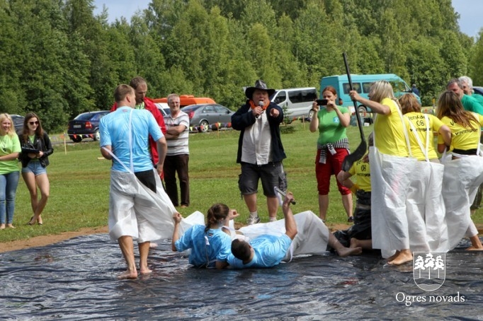 Sporta spēlēs saliedē kolektīvu