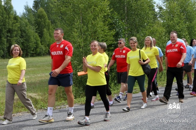 Sporta spēlēs saliedē kolektīvu