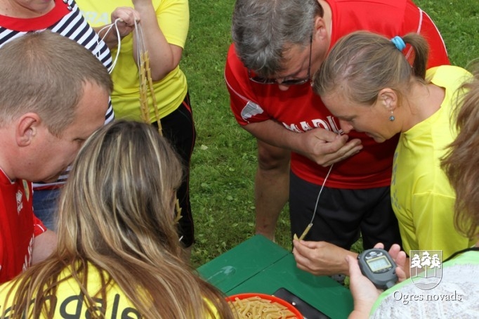 Sporta spēlēs saliedē kolektīvu