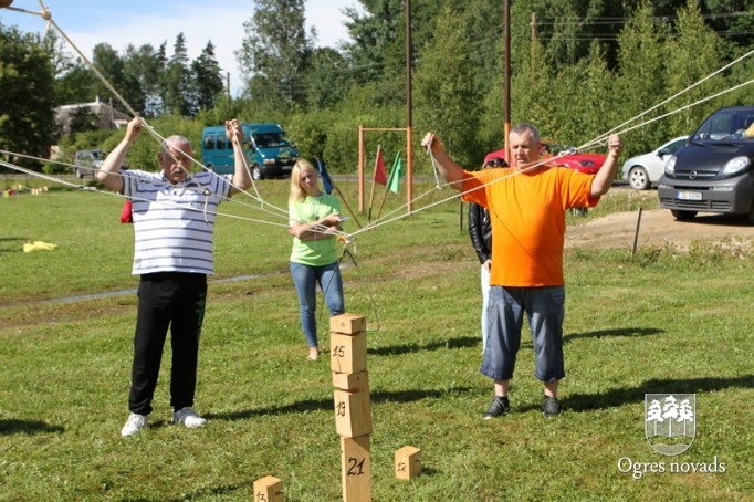 Sporta spēlēs saliedē kolektīvu
