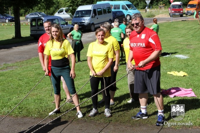 Sporta spēlēs saliedē kolektīvu