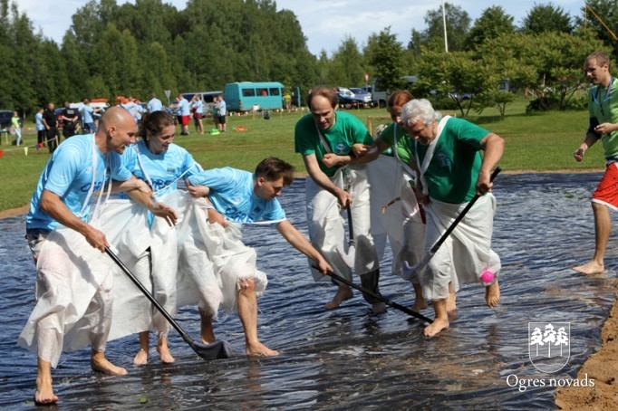 Sporta spēlēs saliedē kolektīvu