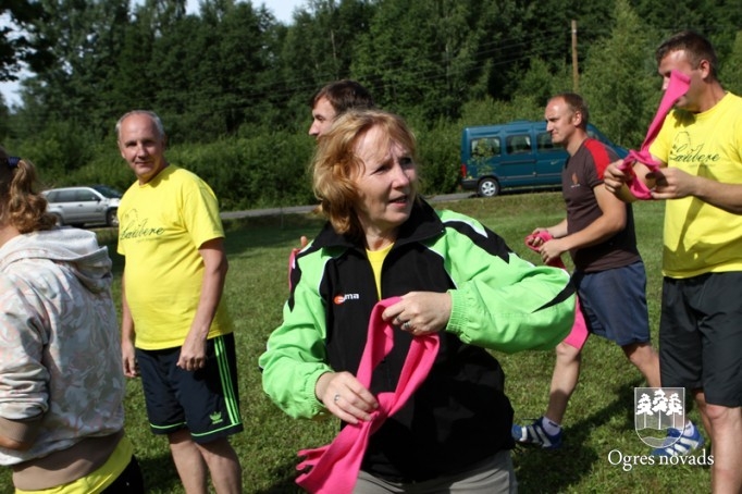 Sporta spēlēs saliedē kolektīvu