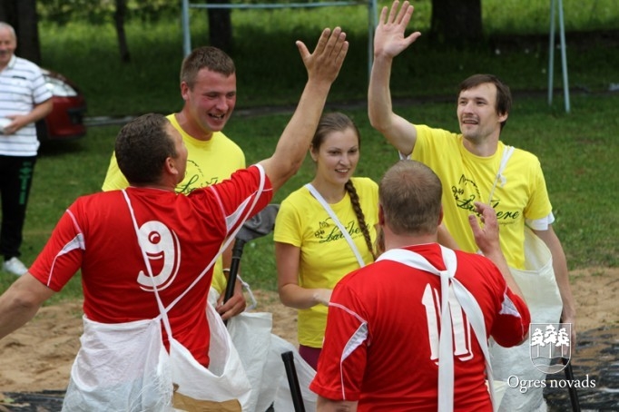 Sporta spēlēs saliedē kolektīvu