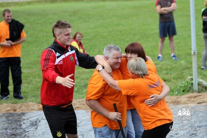 Sporta spēlēs saliedē kolektīvu