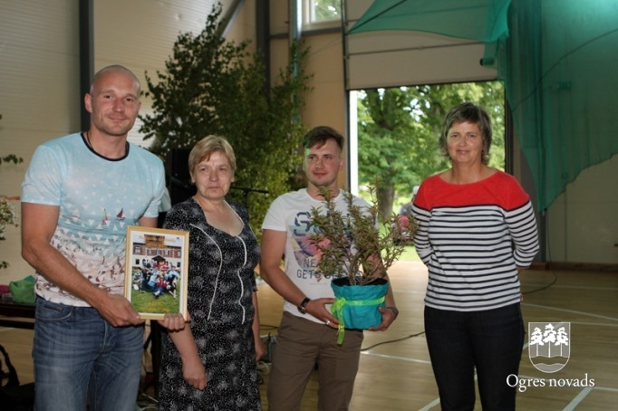 Sporta spēlēs saliedē kolektīvu