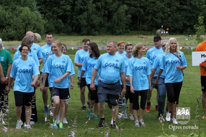 Sporta spēlēs saliedē kolektīvu