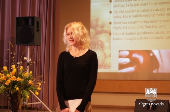Apbalvo labāko pētniecisko darbu autorus