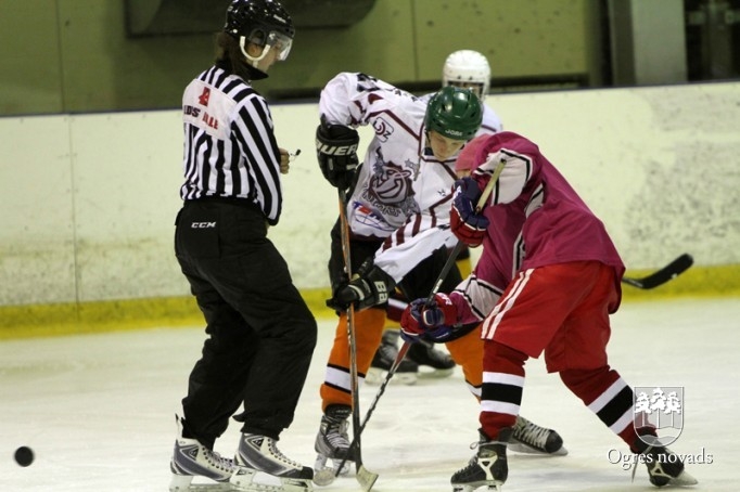 Ogres 1.vidusskolas hokejisti atgūst Placēna kausu