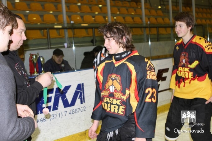 Ogres 1.vidusskolas hokejisti atgūst Placēna kausu