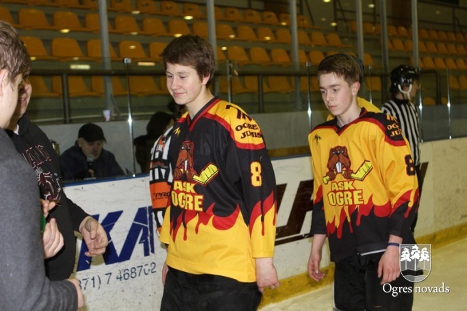Ogres 1.vidusskolas hokejisti atgūst Placēna kausu