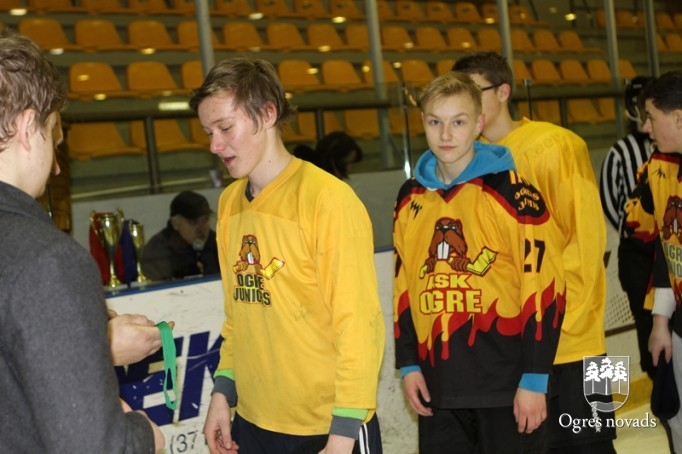 Ogres 1.vidusskolas hokejisti atgūst Placēna kausu