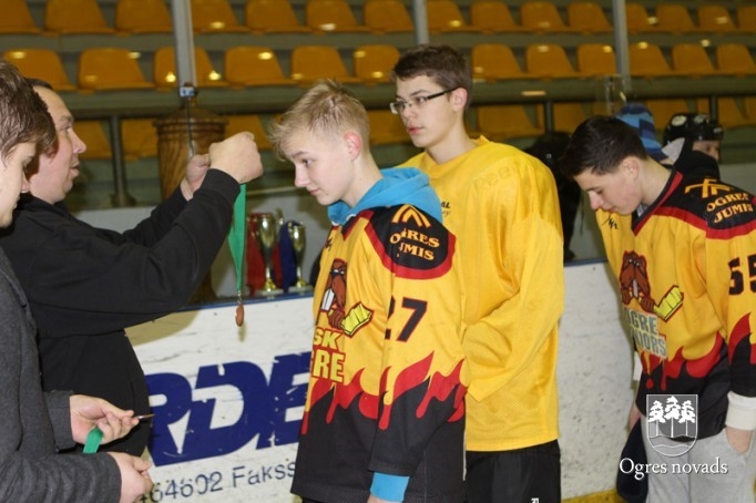 Ogres 1.vidusskolas hokejisti atgūst Placēna kausu
