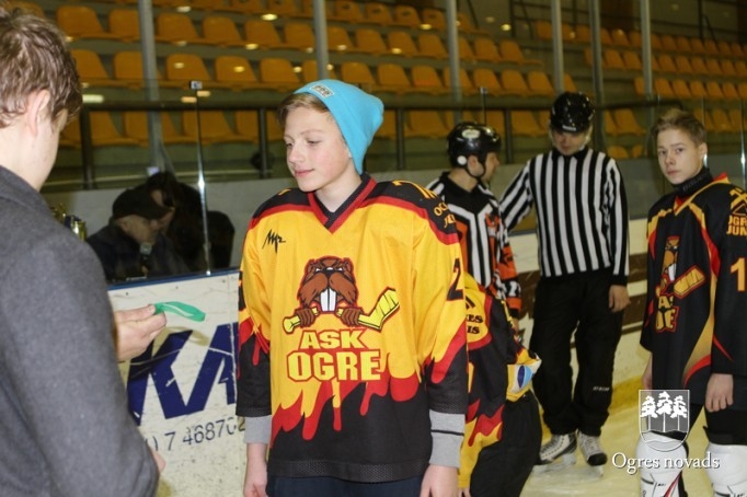 Ogres 1.vidusskolas hokejisti atgūst Placēna kausu