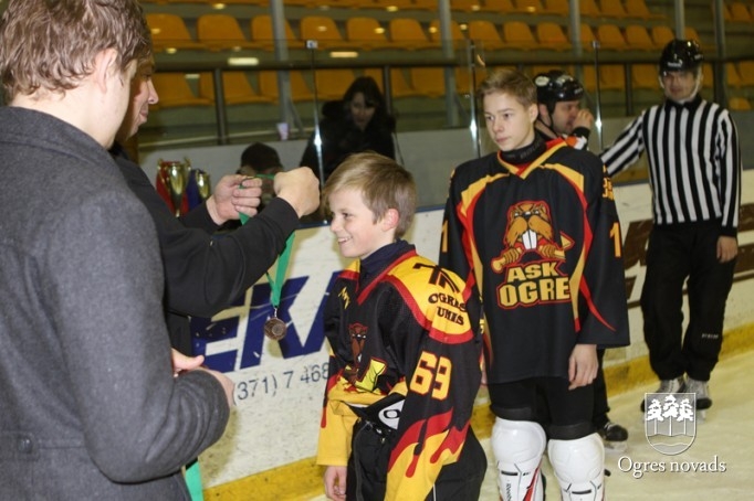 Ogres 1.vidusskolas hokejisti atgūst Placēna kausu