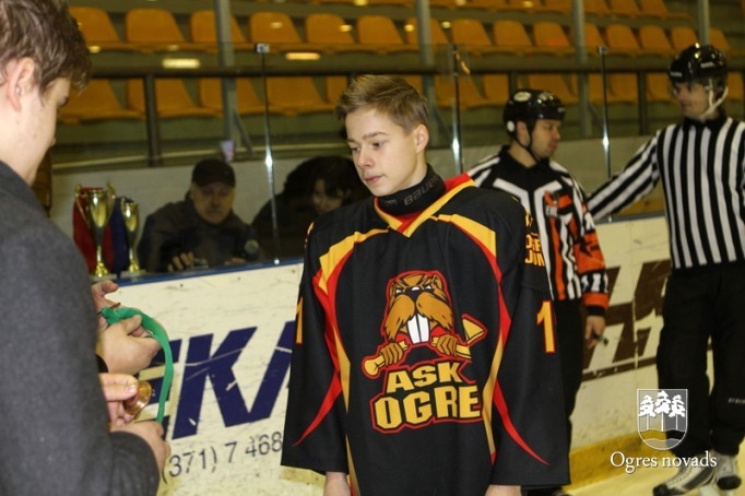 Ogres 1.vidusskolas hokejisti atgūst Placēna kausu