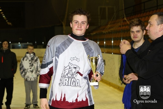 Ogres 1.vidusskolas hokejisti atgūst Placēna kausu